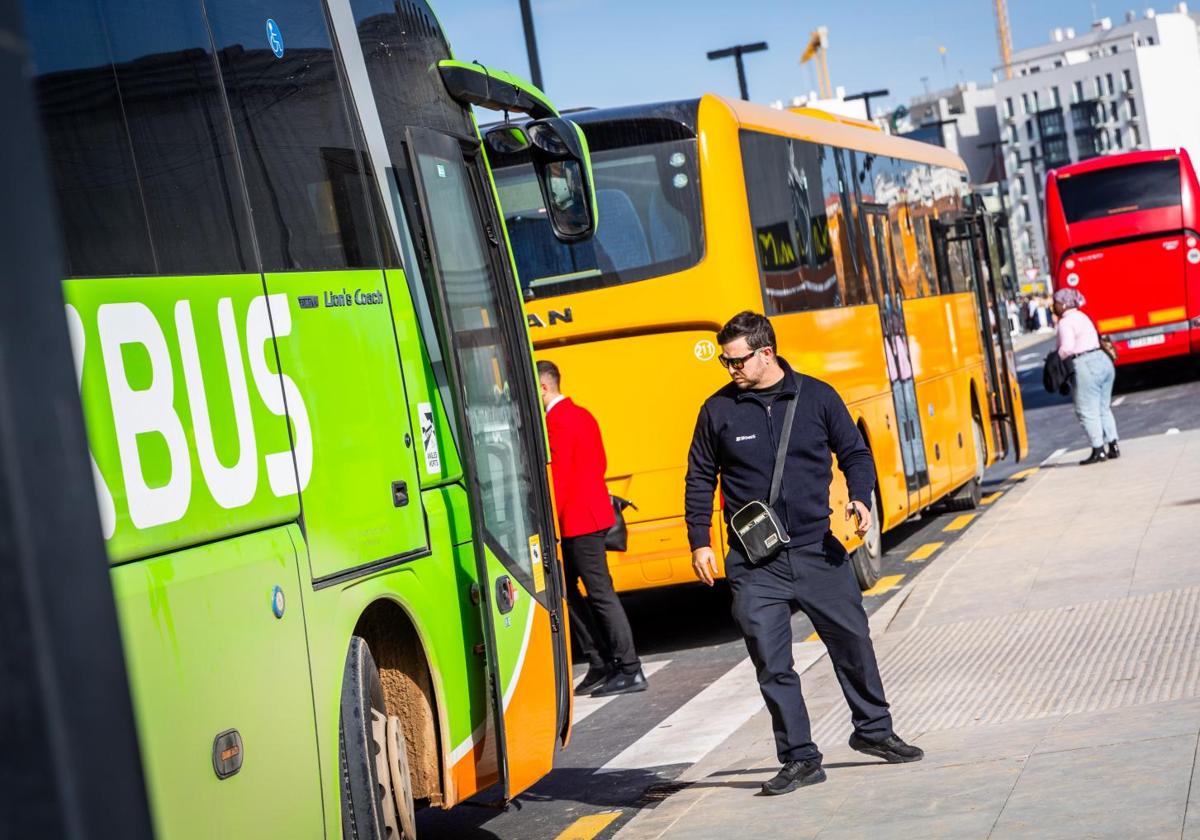 Autobuses lanzadera que recorren los pueblos del sur afectados por la DANA