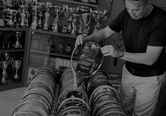 David Castelló, además de las de Rafa Nadal, tiene la colección completa de las raquetas con las que se ha ganado un Grand Slam en la era open