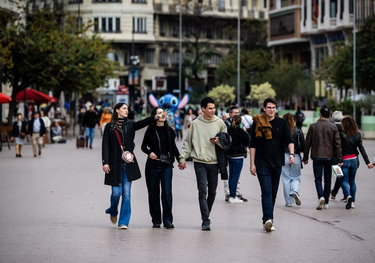 Turistas y vecinos pasean por el centro el pasado domingo.