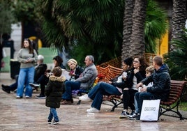 Una familia con hijos en la plaza del Ayuntamiento de Valencia.