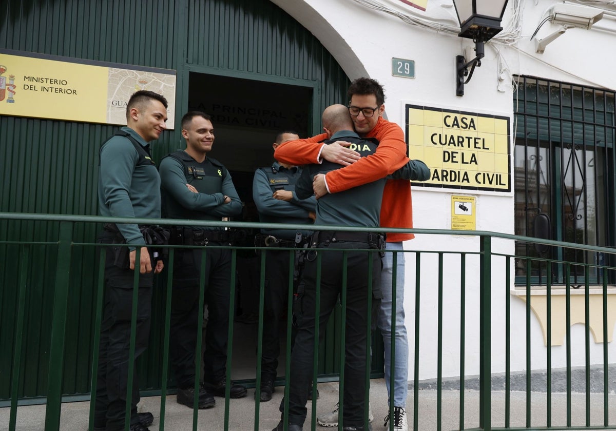 Los agentes de la Guardia Civil de Buñol junto con Héctor, un joven que fue rescatado por ellos el 29 de octubre en la A3.