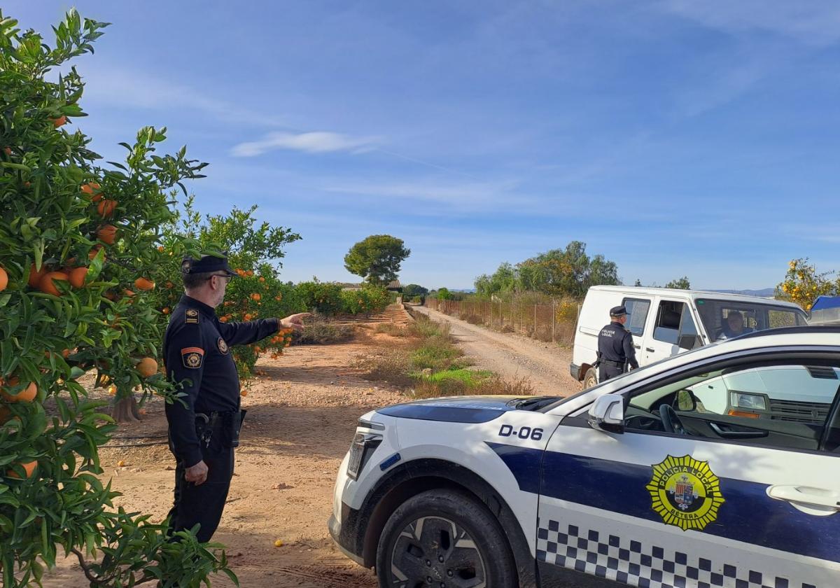 Efectivos de la Policía Local de Bétera, en un control en un camino rural.