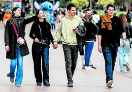 Un grupo de jóvenes en el centro de la ciudad el domingo por la mañana