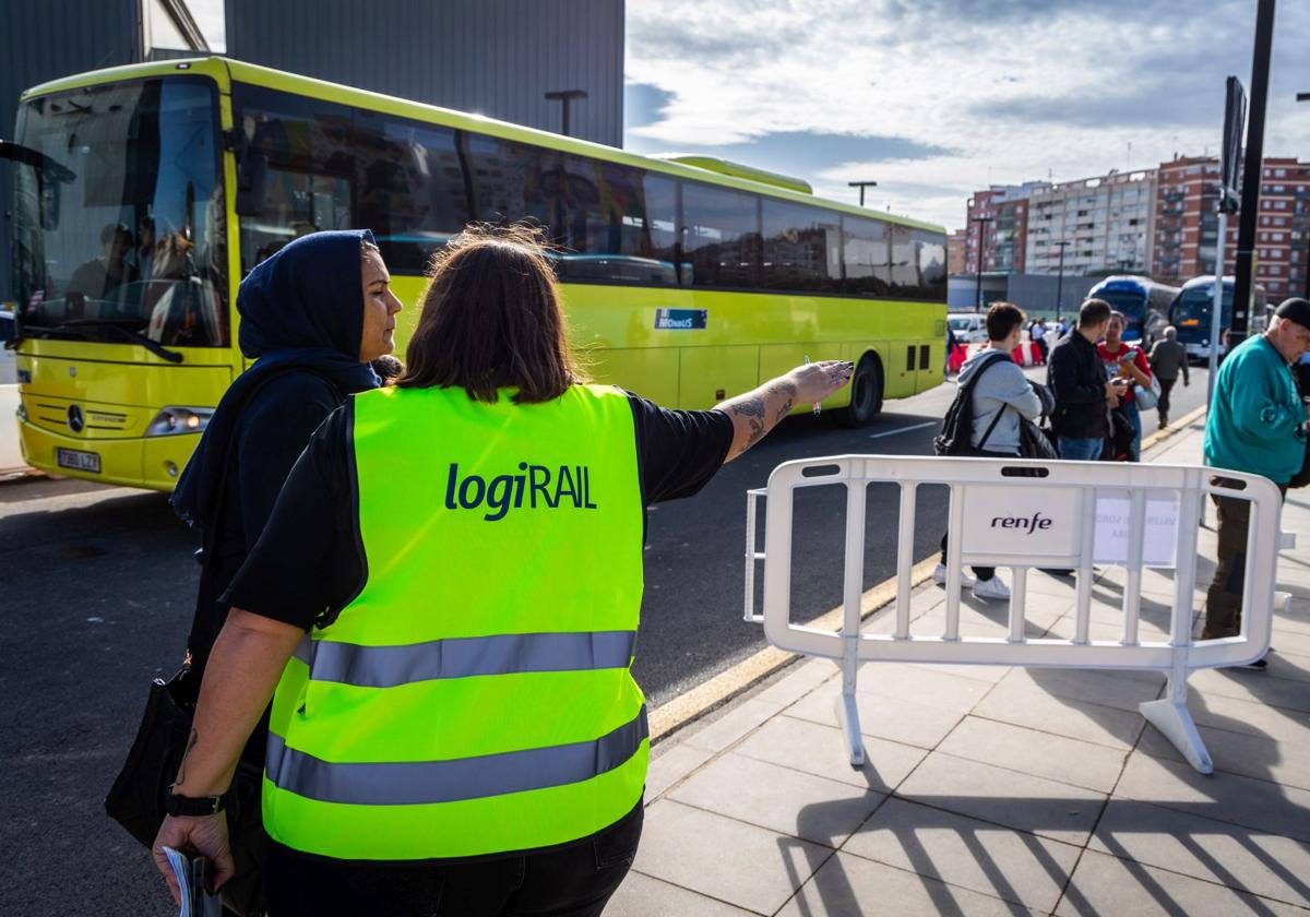 Autobuses lanzadera que recorren los pueblos del sur afectados por la DANA