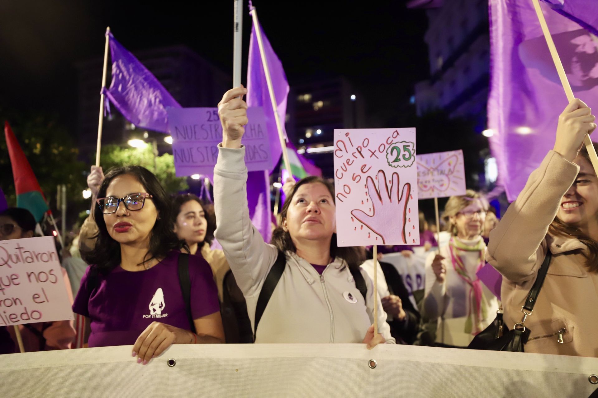 Las imágenes de la manifestación por el 25-N en Valencia