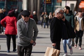 Varios jubilados paseando.