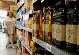 Botellas de aceite en un supermercado.