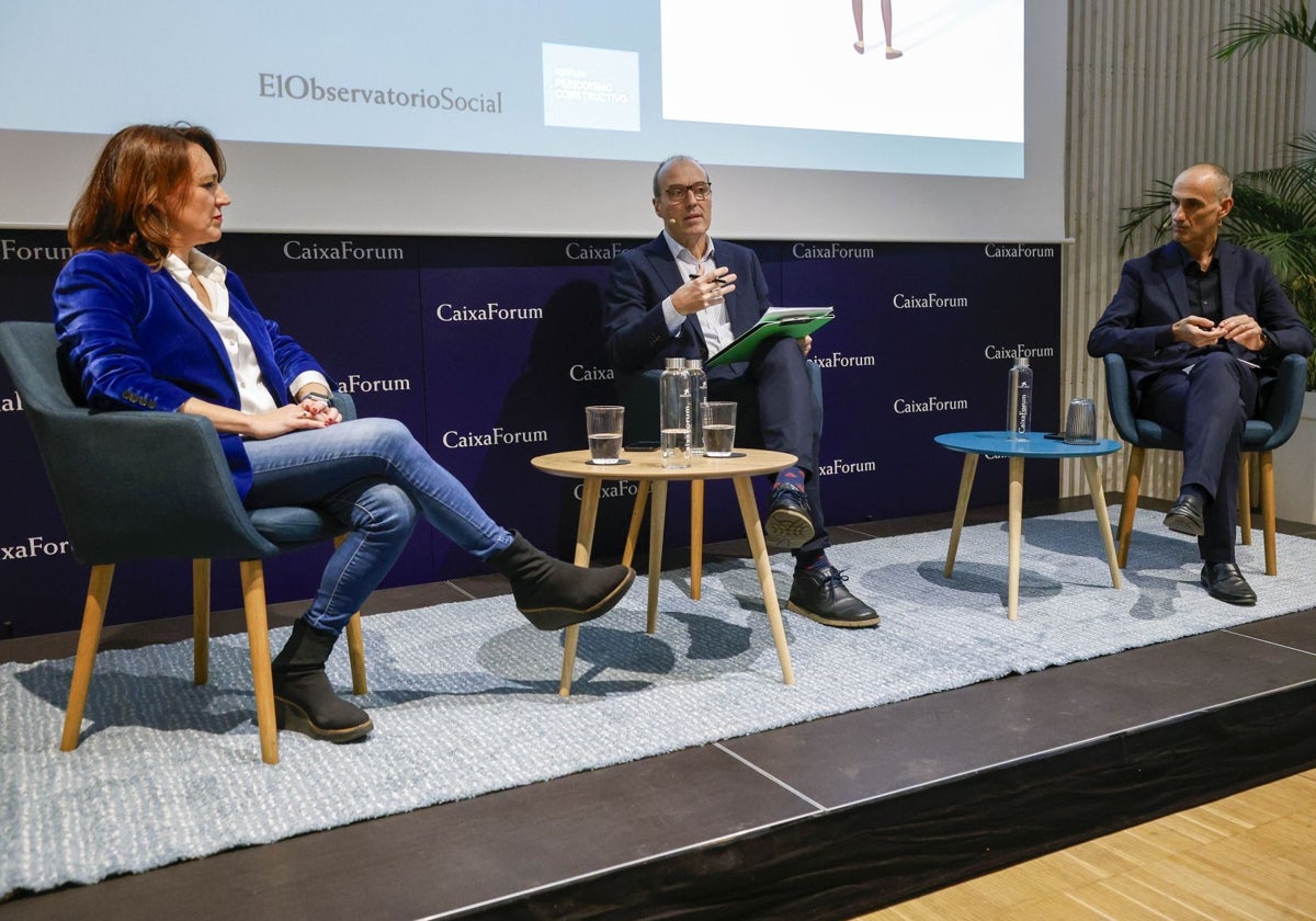 Cristina Monge, Alfredo Casares y Jesús Trelis, director de LAS PROVINCIAS, durante el encuentro en CaixaForum Valencia.