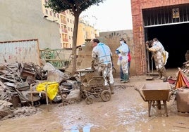 Voluntarios en Catarroja este domingo.