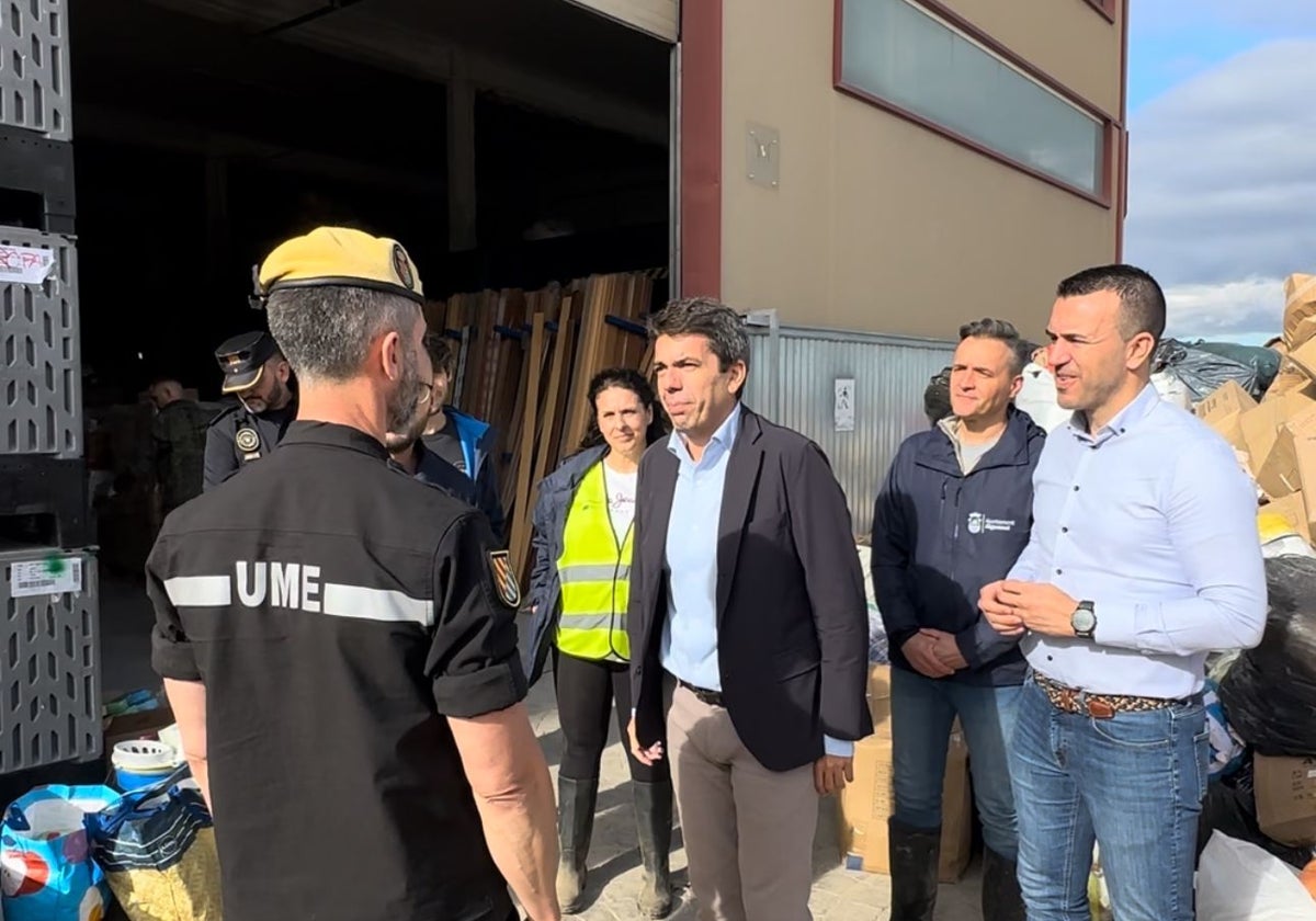 Carlos Mazón y Vicent Mompó, en Algemesí junto a un mando de la UME.