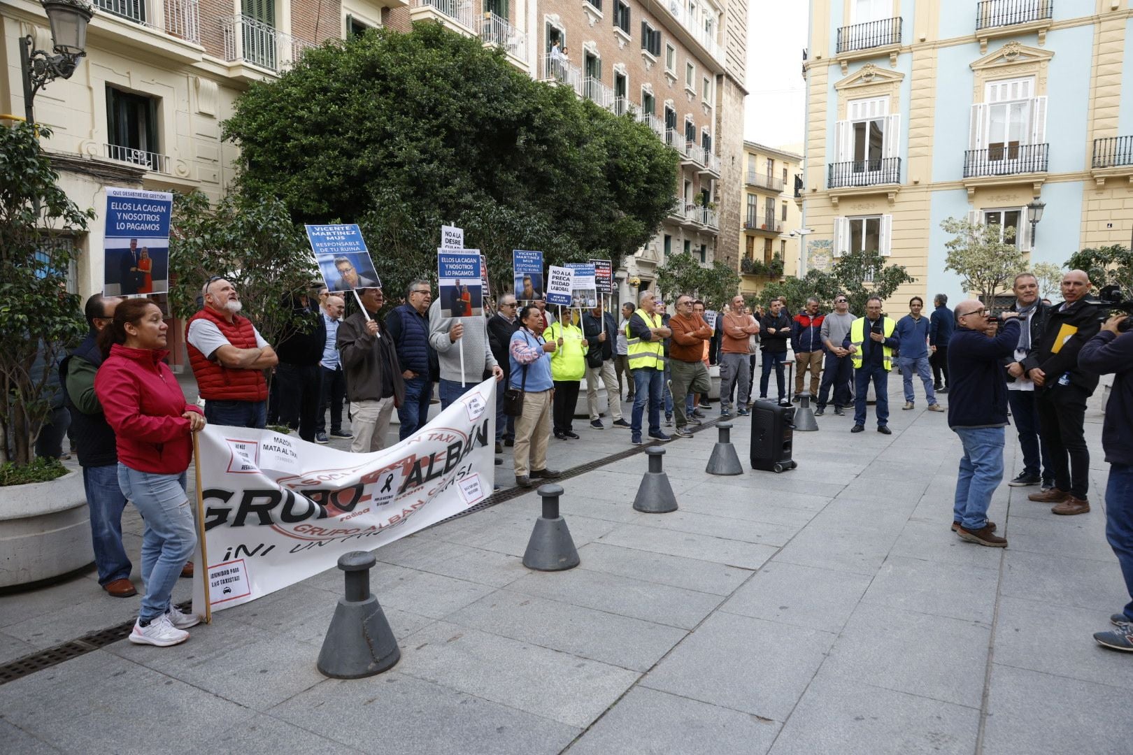 Los taxistas se concentran ante el Palau de la Generalitat para pedir regulación horaria