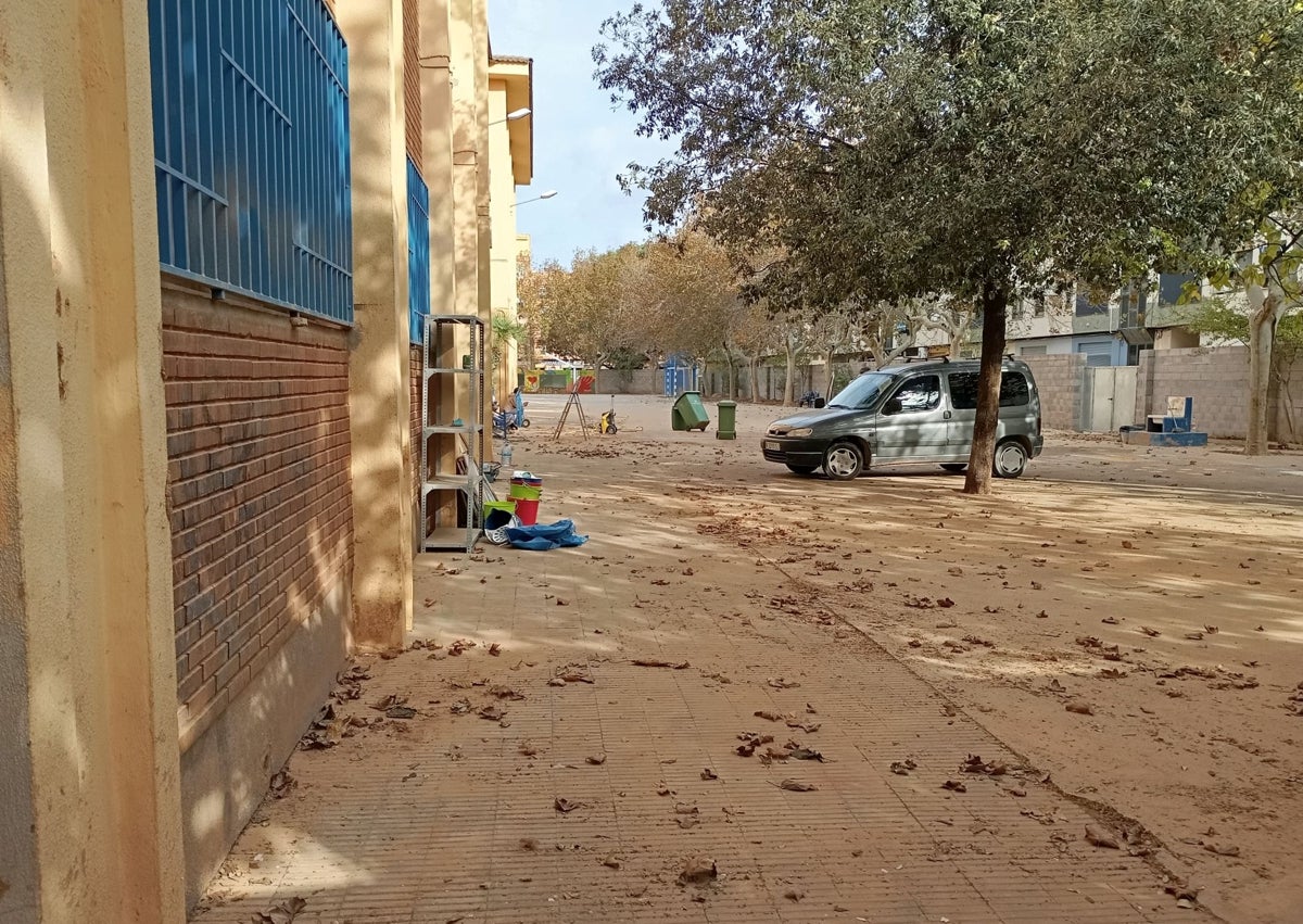 Imagen secundaria 1 - Entrada del Vicent Ricart y patio del Cristóbal Colón. En ambos centros se ha tenido que reconstruir el muro perimetral.