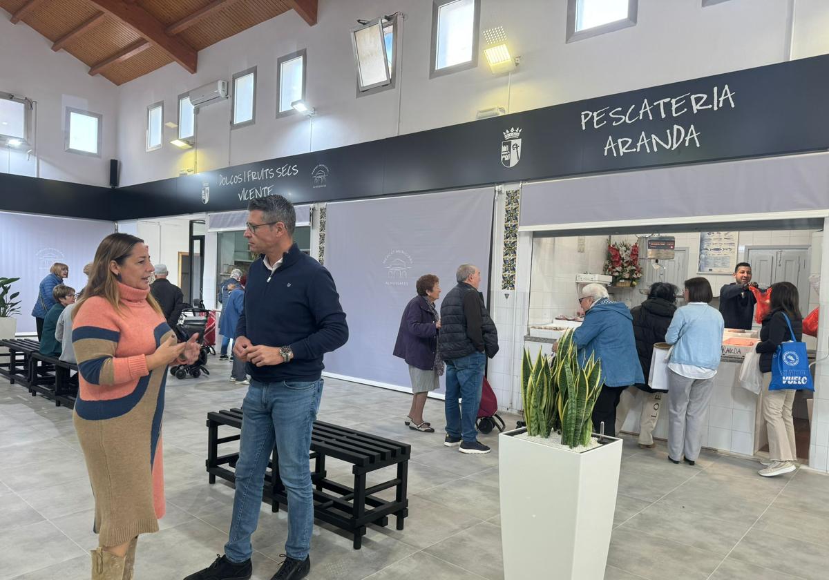 El alcalde y la edil de Comercio en el Mercado de Almussafes.