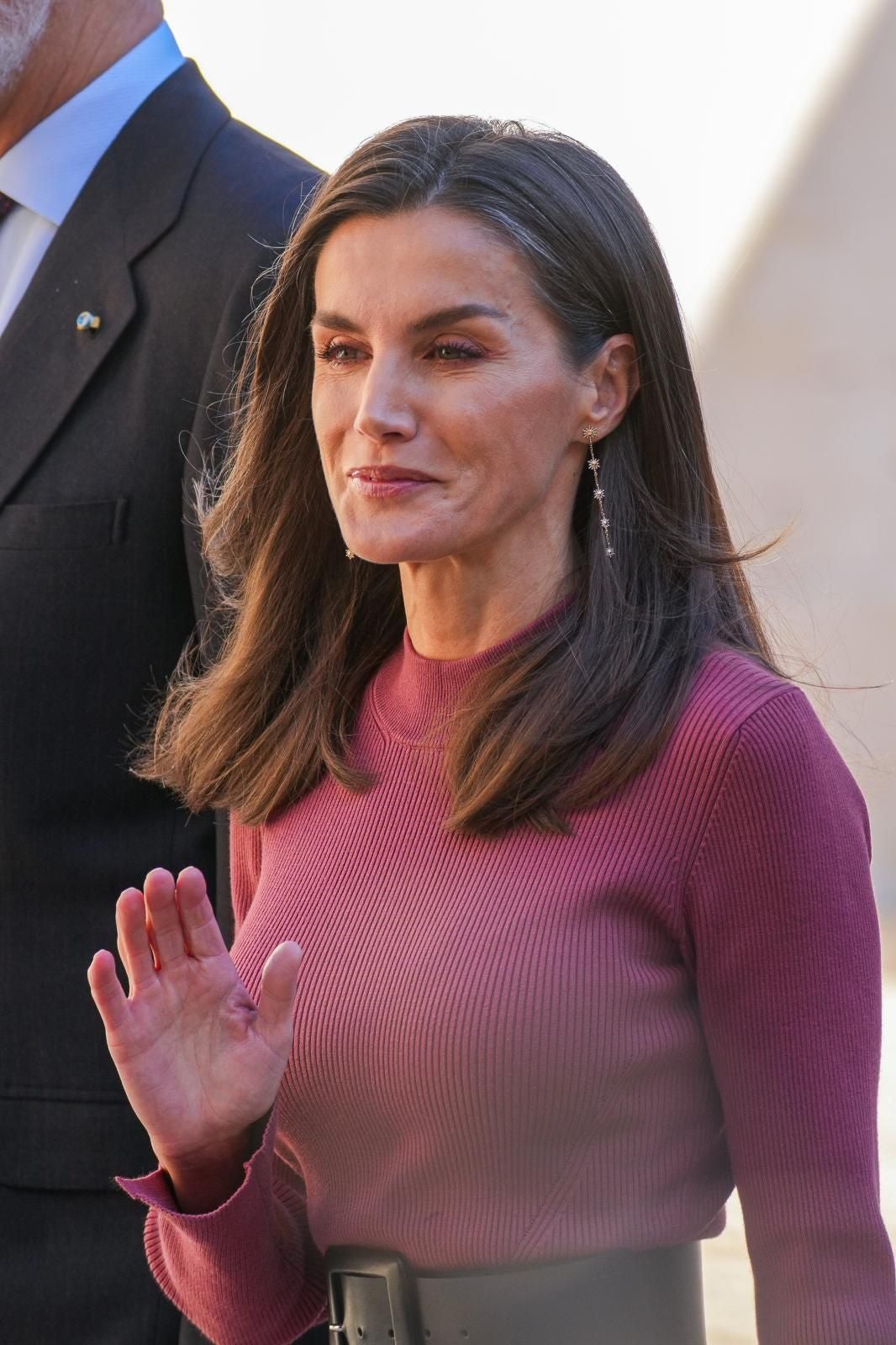 La reina Letizia viste moda valenciana para apoyar a los afectados por la DANA