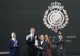 El rey Felipe VI y la reina Letizia, acompañados por el ministro de Cultura, Ernest Urtasun y del presidente de la Junta de Andalucía, Juanma Moreno (i), aplauden al dramaturgo José SanchIS Sinisterra.