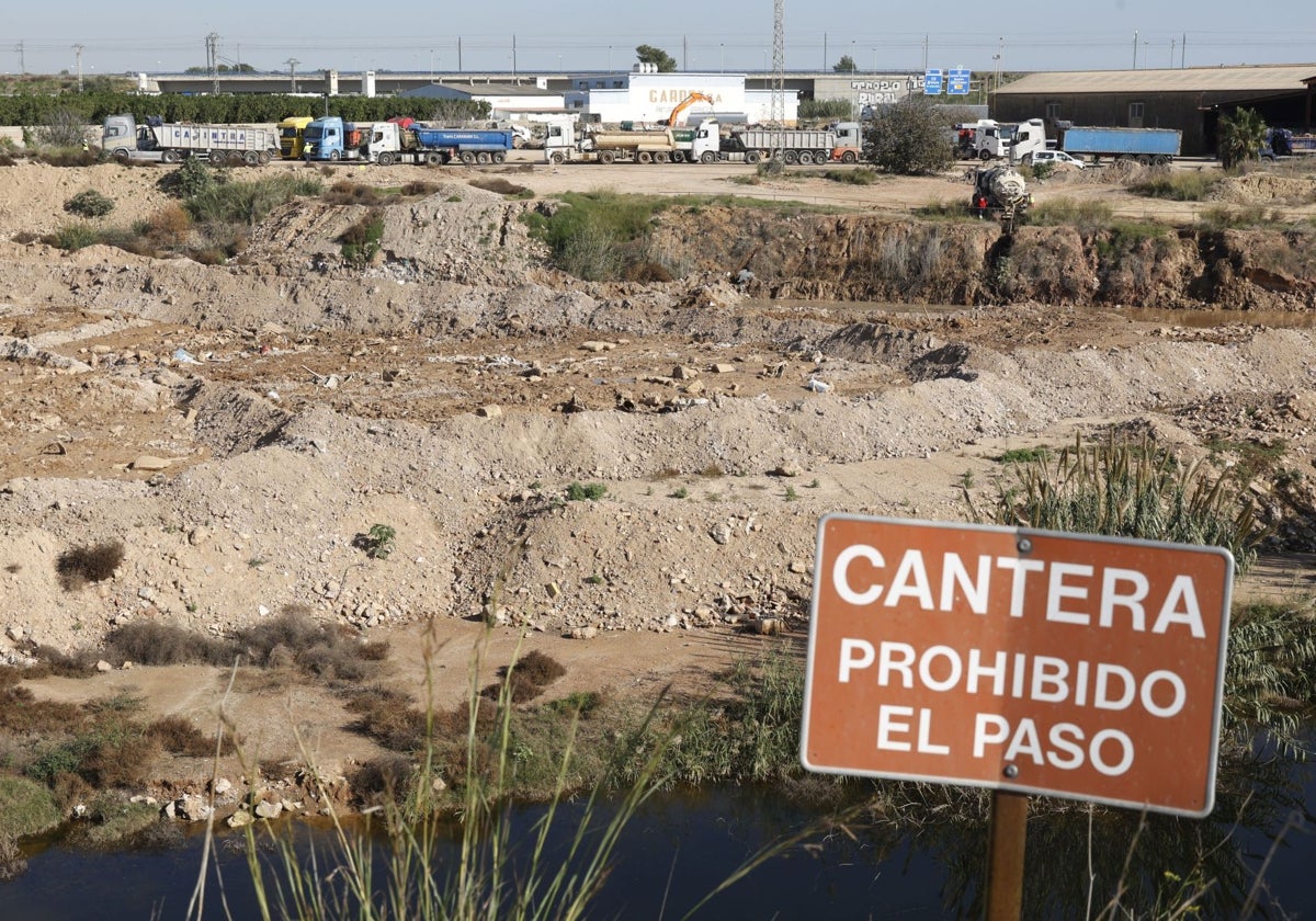 La cantera de Picassent, un cementerio de automóviles dañados por el lodo.