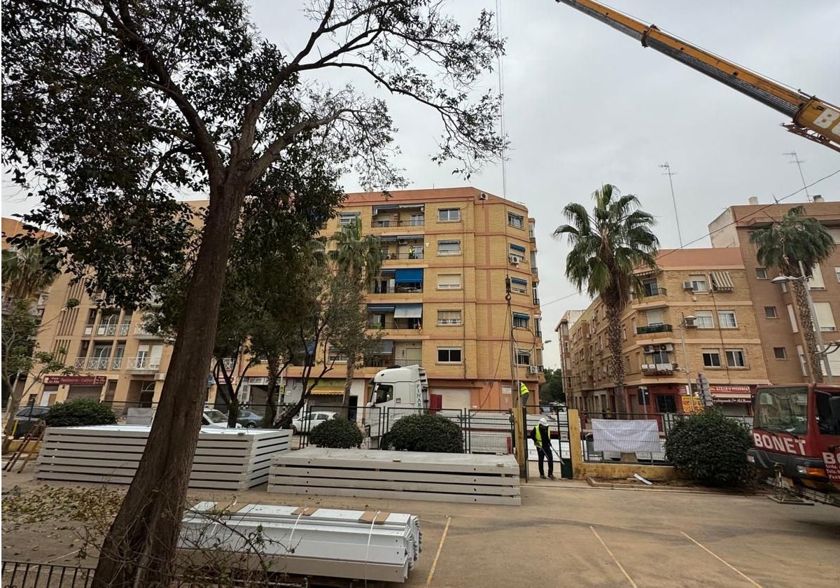 Primeros trabajos de montaje de los barracones.