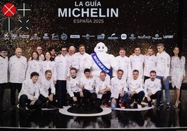 Foto de familia de los galardonados con tres estrellas Michelin, con Quique Dacosta entre ellos.