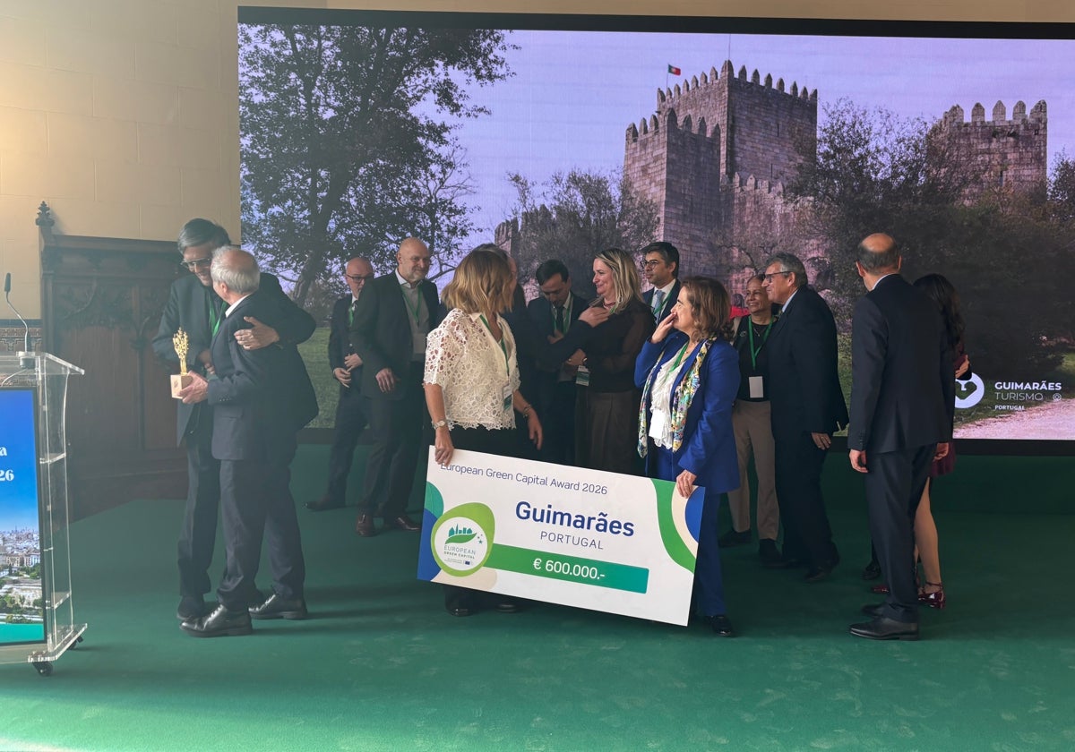 La delegación de Guimarães, al recoger el galardón, este miércoles.