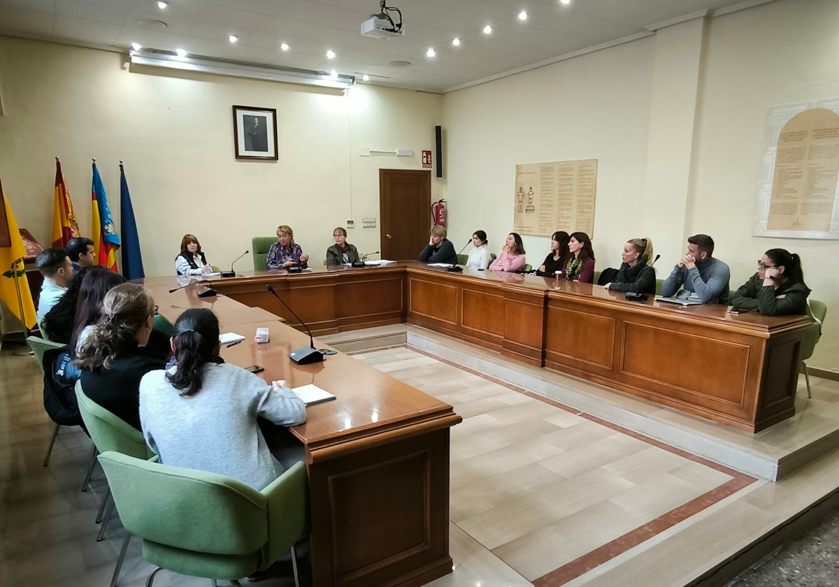 Reunión de esta mañana entre el Ayuntamiento de Benetússer, los equipos directivos de los centros y las AMPAS.