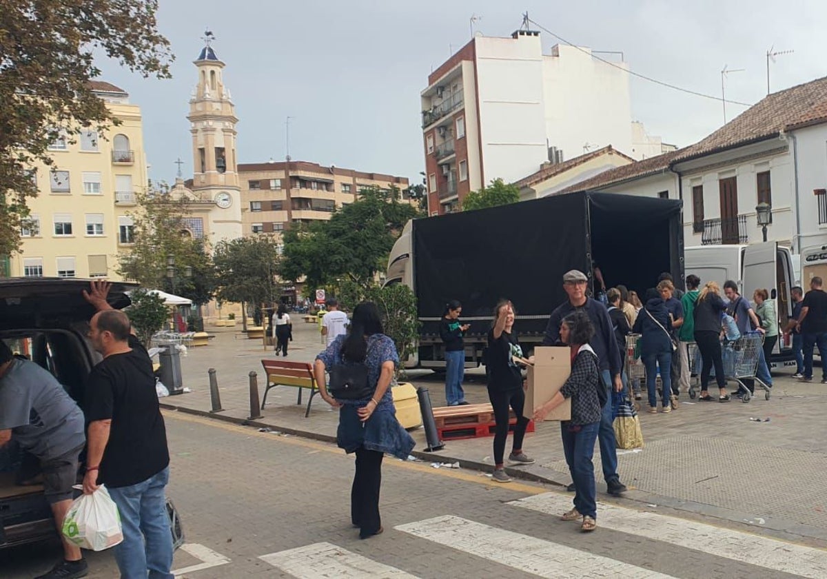 Voluntarios ayudando en el reparto de alimentos en Patraix.