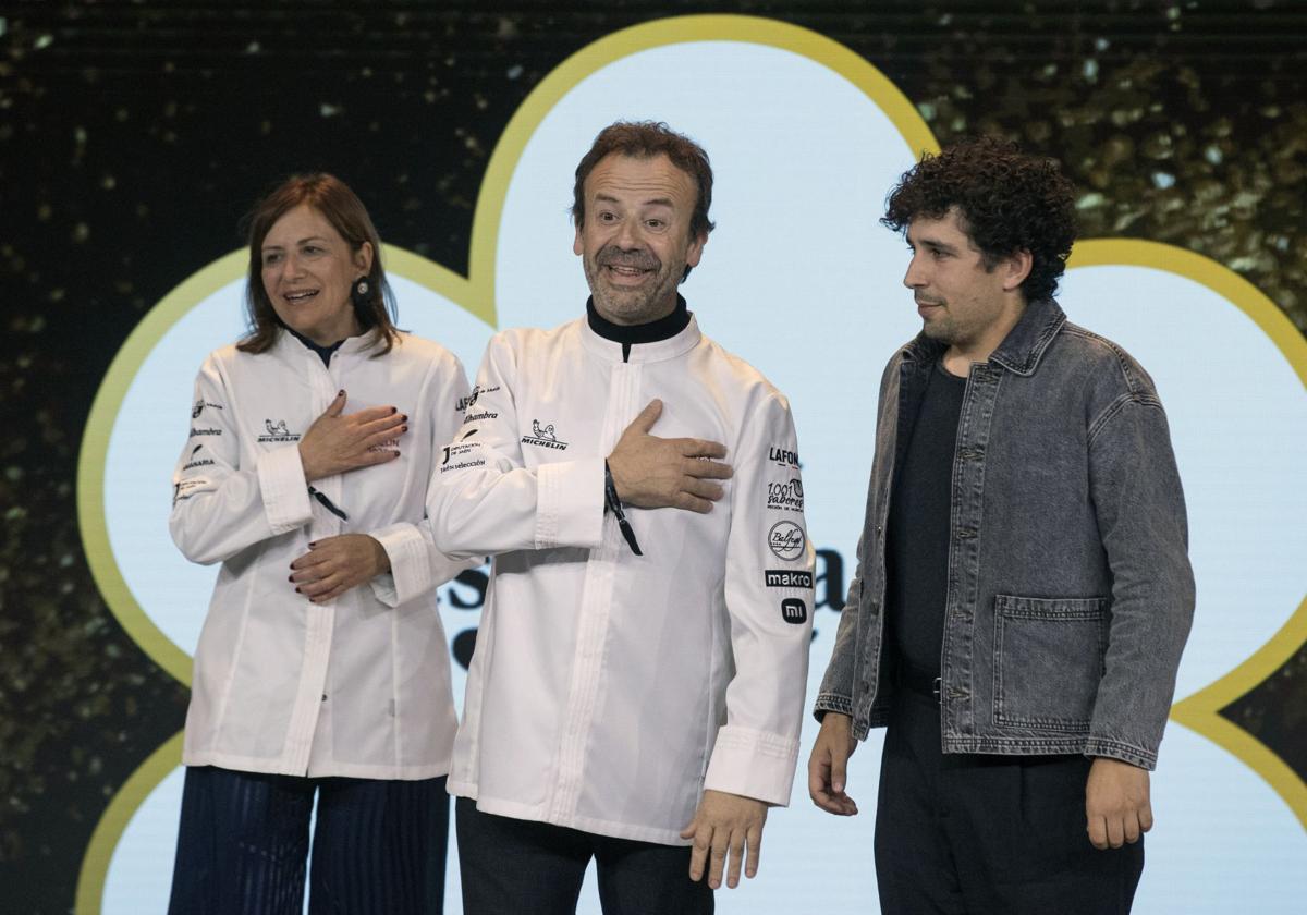 Nacho y Esther Manzano, junto a su sobrino Jesús (d), del Restaurante Casa Marcial de Arriondas, Asturias, en la gala Estrellas Michelin 2025.