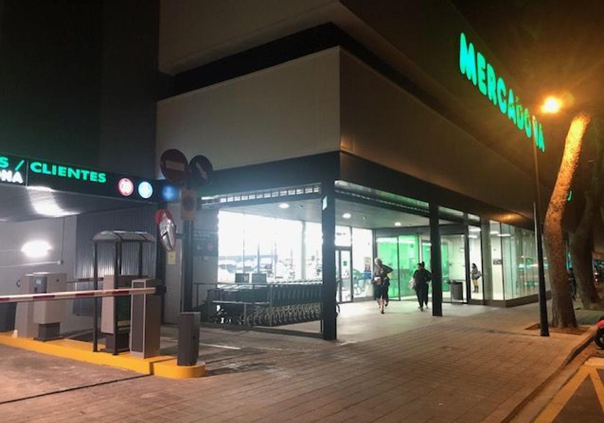 Entrada y parking del nuevo supermercado en Valencia.