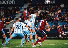 Una acción del partido entre el Levante y Málaga