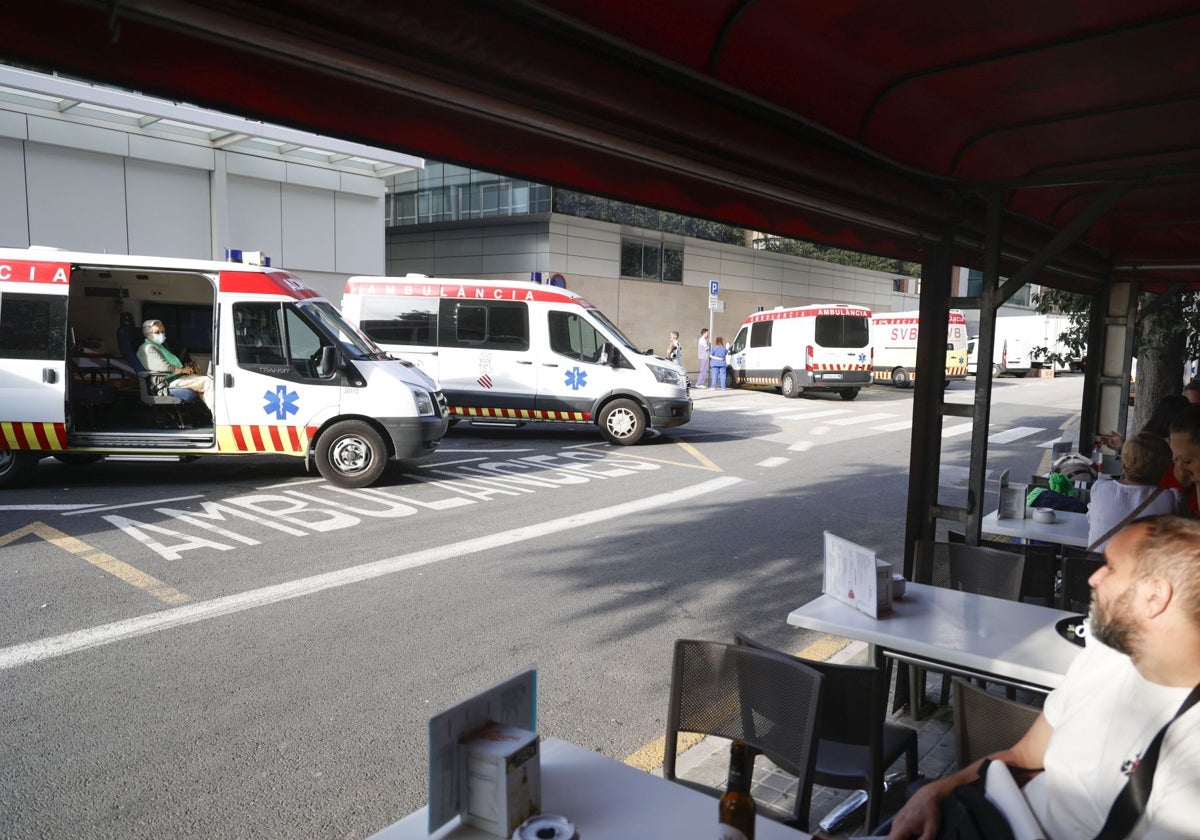 Varias ambulancias en la zona de Urgencias del Clínico de Valencia.