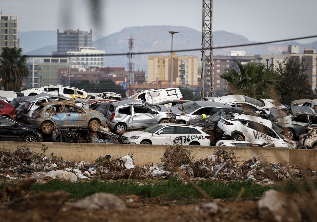 Campa de vehículos destrozados en Paiporta.