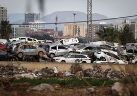 Campa de vehículos destrozados en Paiporta.