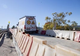 Tráfico por el nuevo puente provisional.