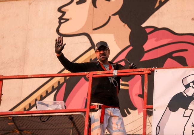 El artista Martín Forés, mientras realiza el mural.