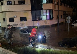 Rescate de bomberos, en la noche de la DANA, en La Torre.