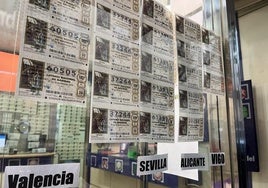 Varios boletos de Lotería de Navidad expuestos en una administración.