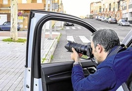 Imagen de archivo de un fotógrafo en un coche.