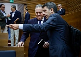 Mazón señala a Gan Pampols dónde debía sentarse en el pleno de Les Corts.