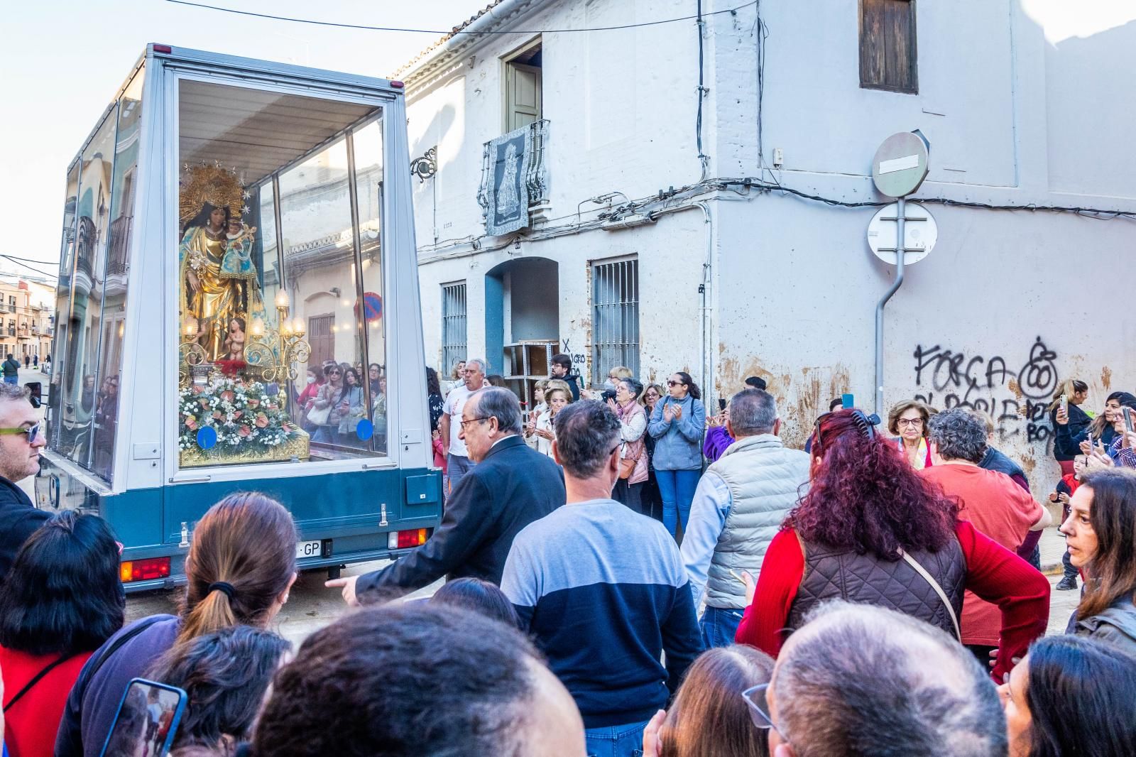 La Virgen de los Desamparados visita las parroquias de Paiporta afectadas por la DANA