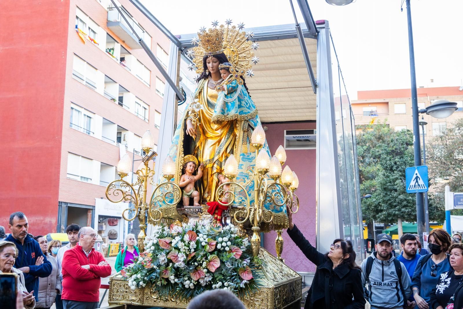 La Virgen de los Desamparados visita las parroquias de Paiporta afectadas por la DANA