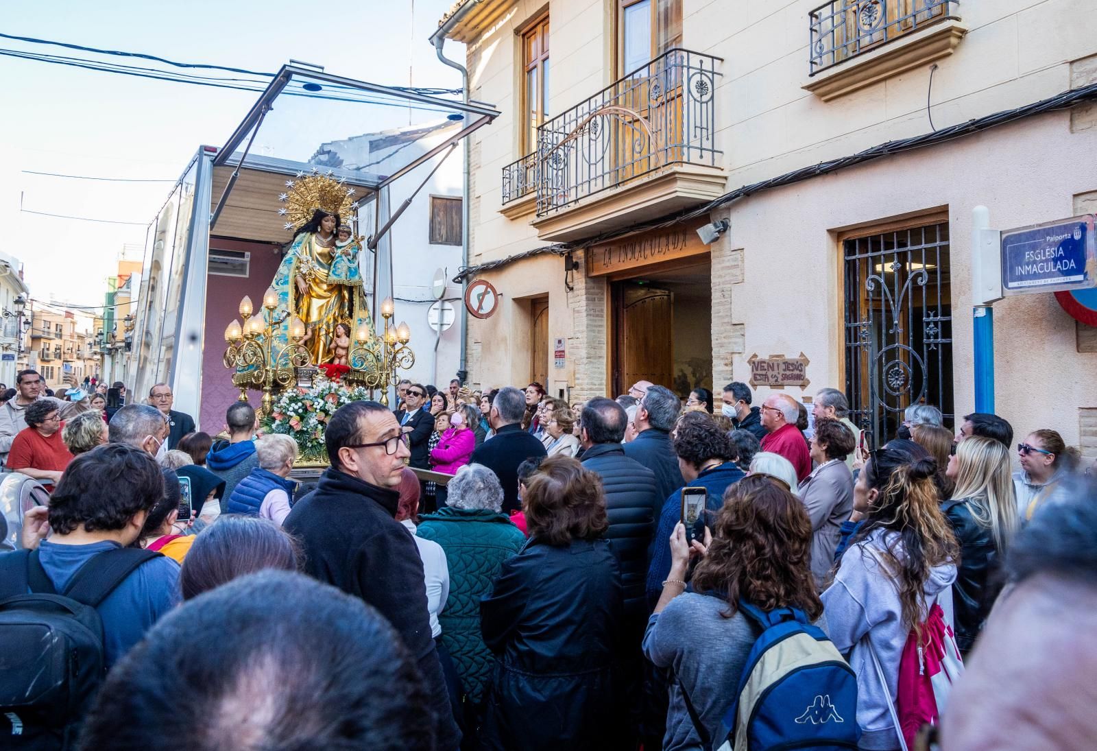 La Virgen de los Desamparados visita las parroquias de Paiporta afectadas por la DANA