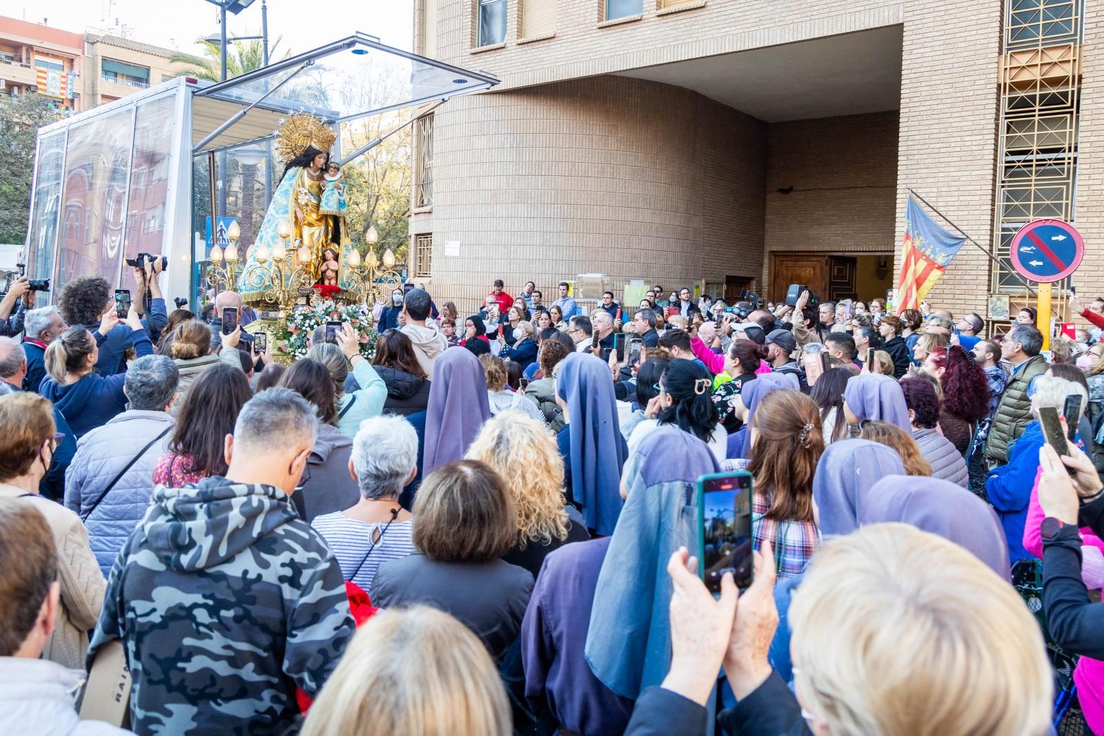 La Virgen de los Desamparados visita las parroquias de Paiporta afectadas por la DANA