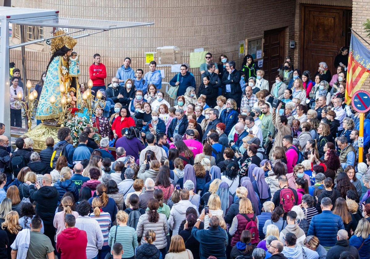 Los fieles aclaman a la Virgen en Paiporta.