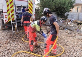 Bomberos trabajando en la DANA, en una foto de recurso.