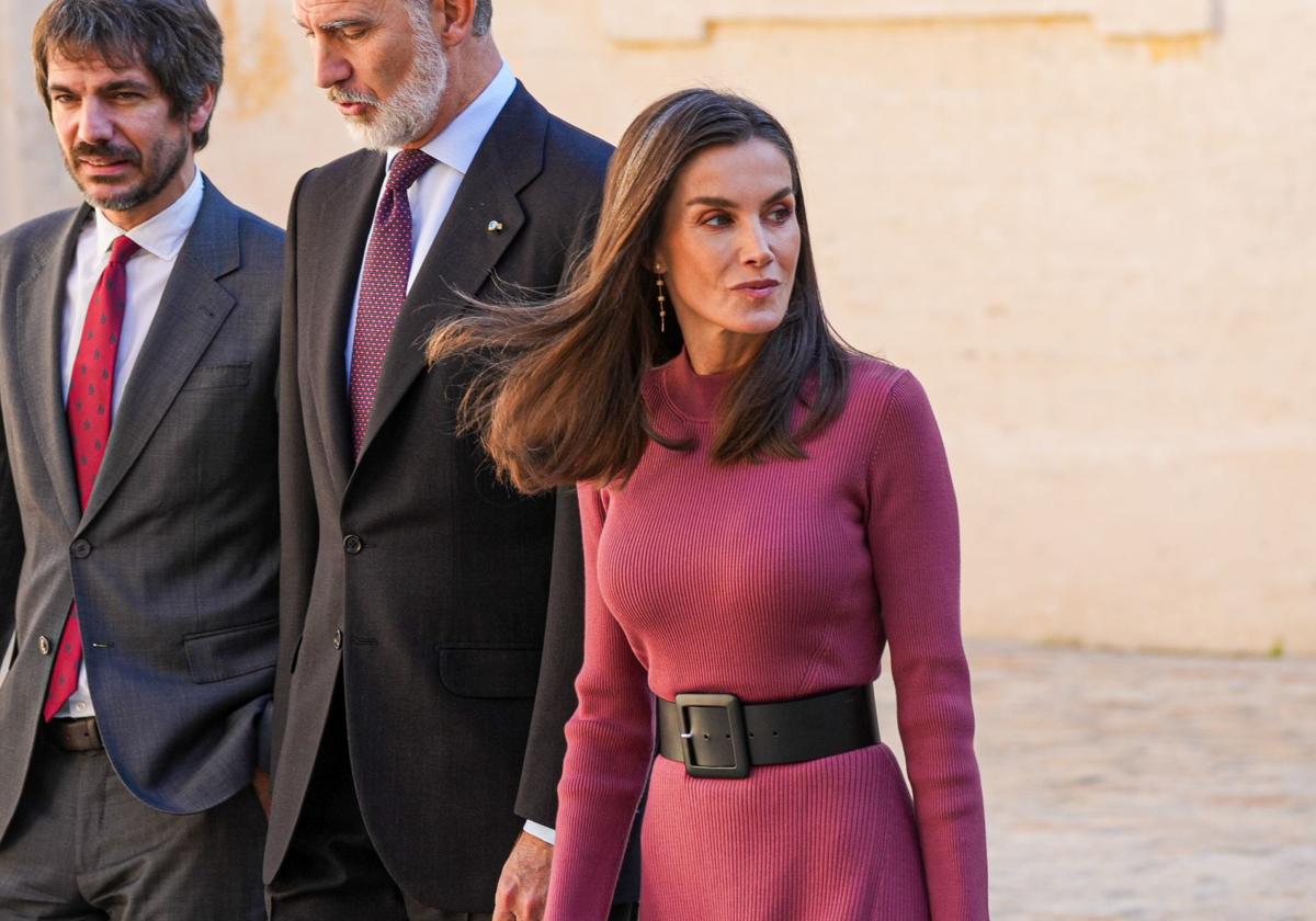 La Reina Letizia, acompañada del Rey Felipe VI y el ministro de Cultura, Ernest Urtasun, en Sevilla. La monarca luce vestido de la tienda de Carmen Galán y pendientes de Sure Jewels.