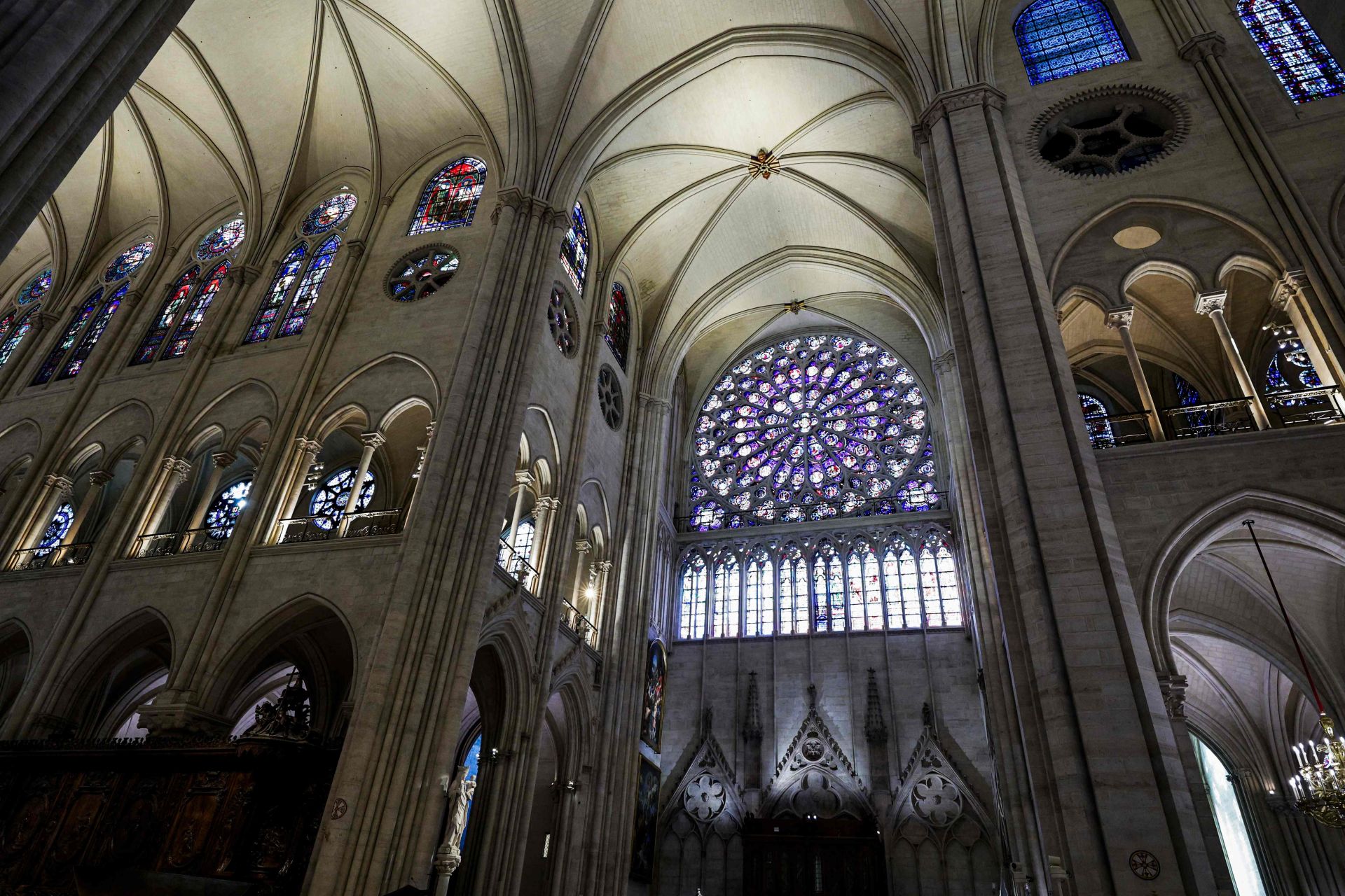 Notre Dame recupera su magia y brilla de nuevo en París