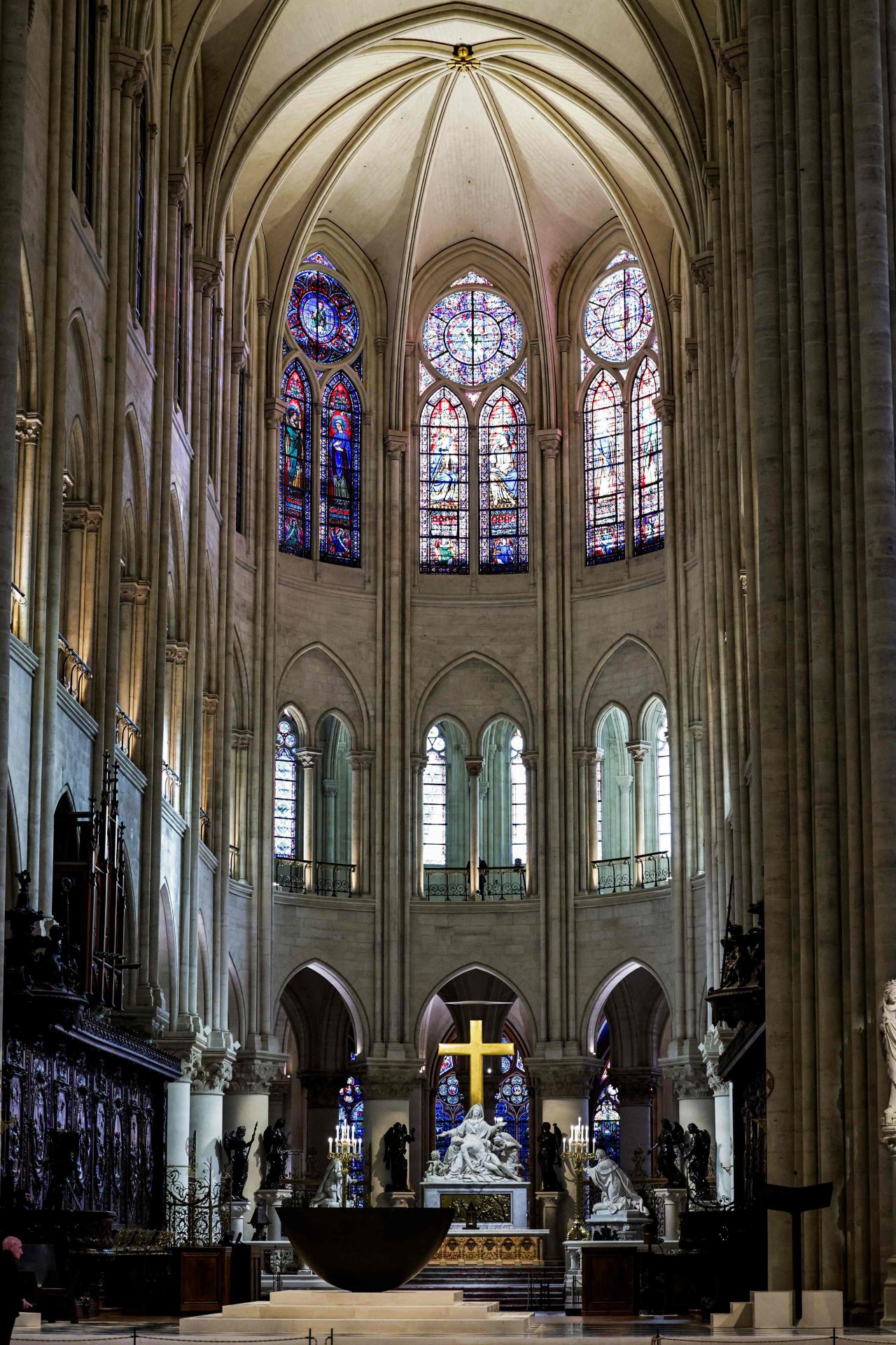 Notre Dame recupera su magia y brilla de nuevo en París