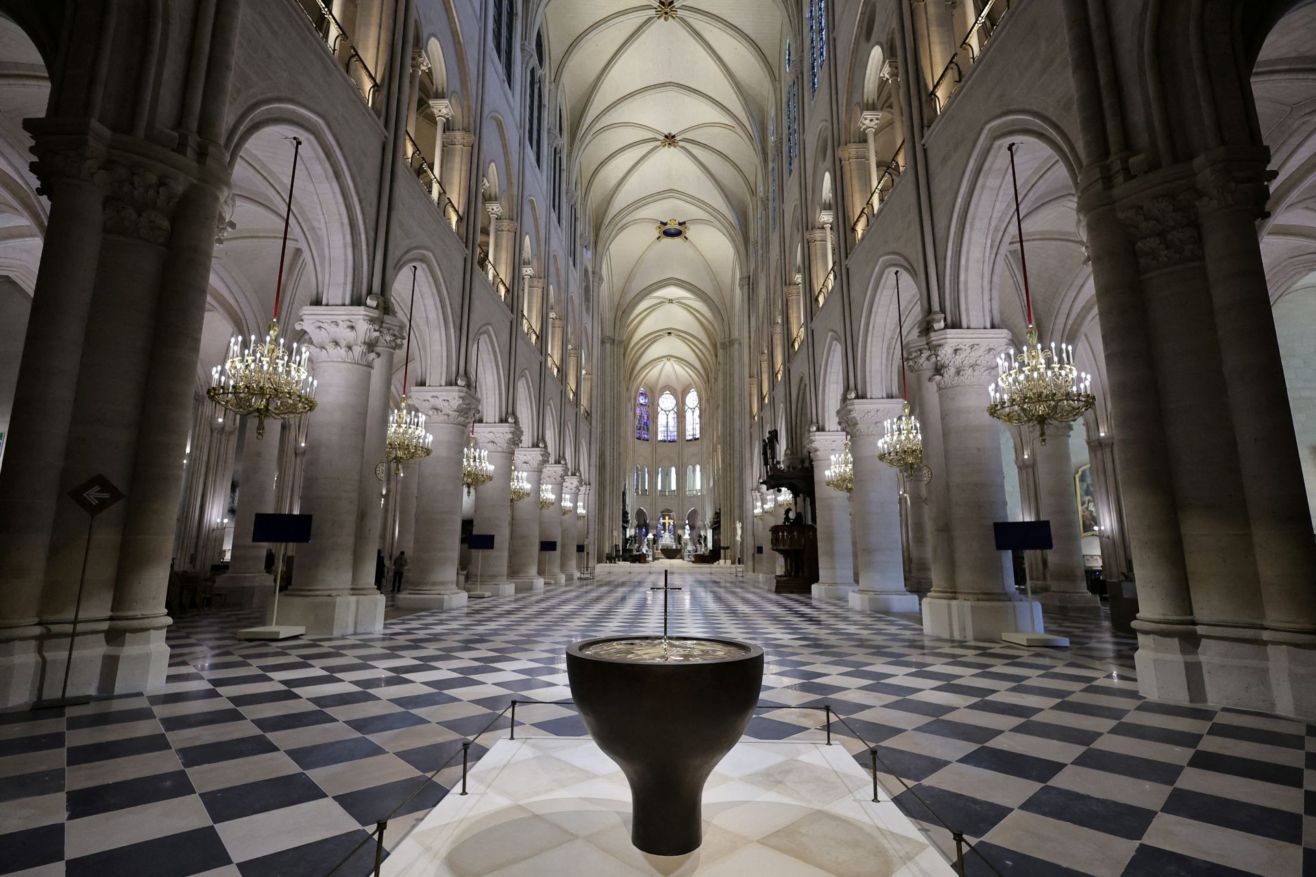 Notre Dame recupera su magia y brilla de nuevo en París