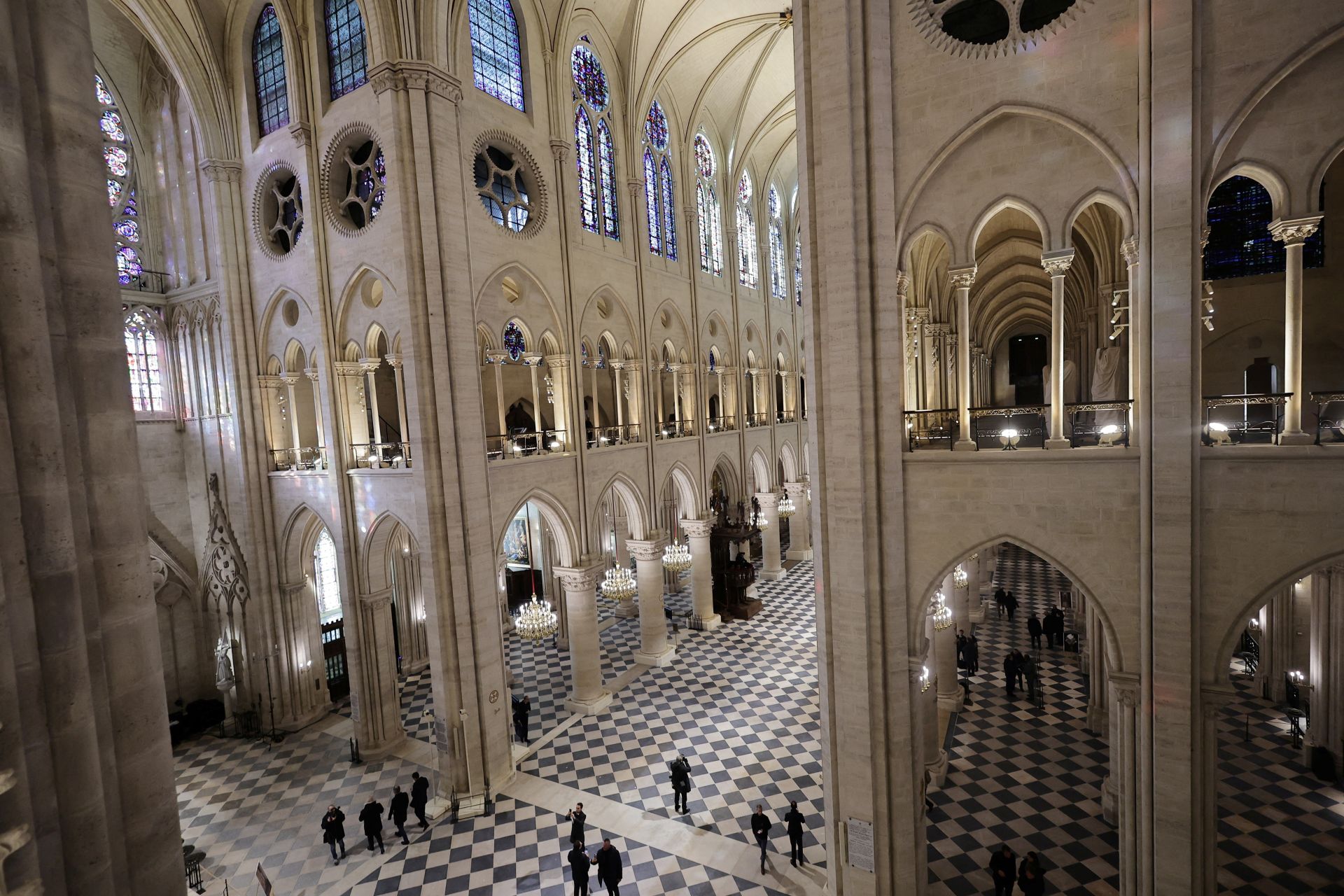 Notre Dame recupera su magia y brilla de nuevo en París