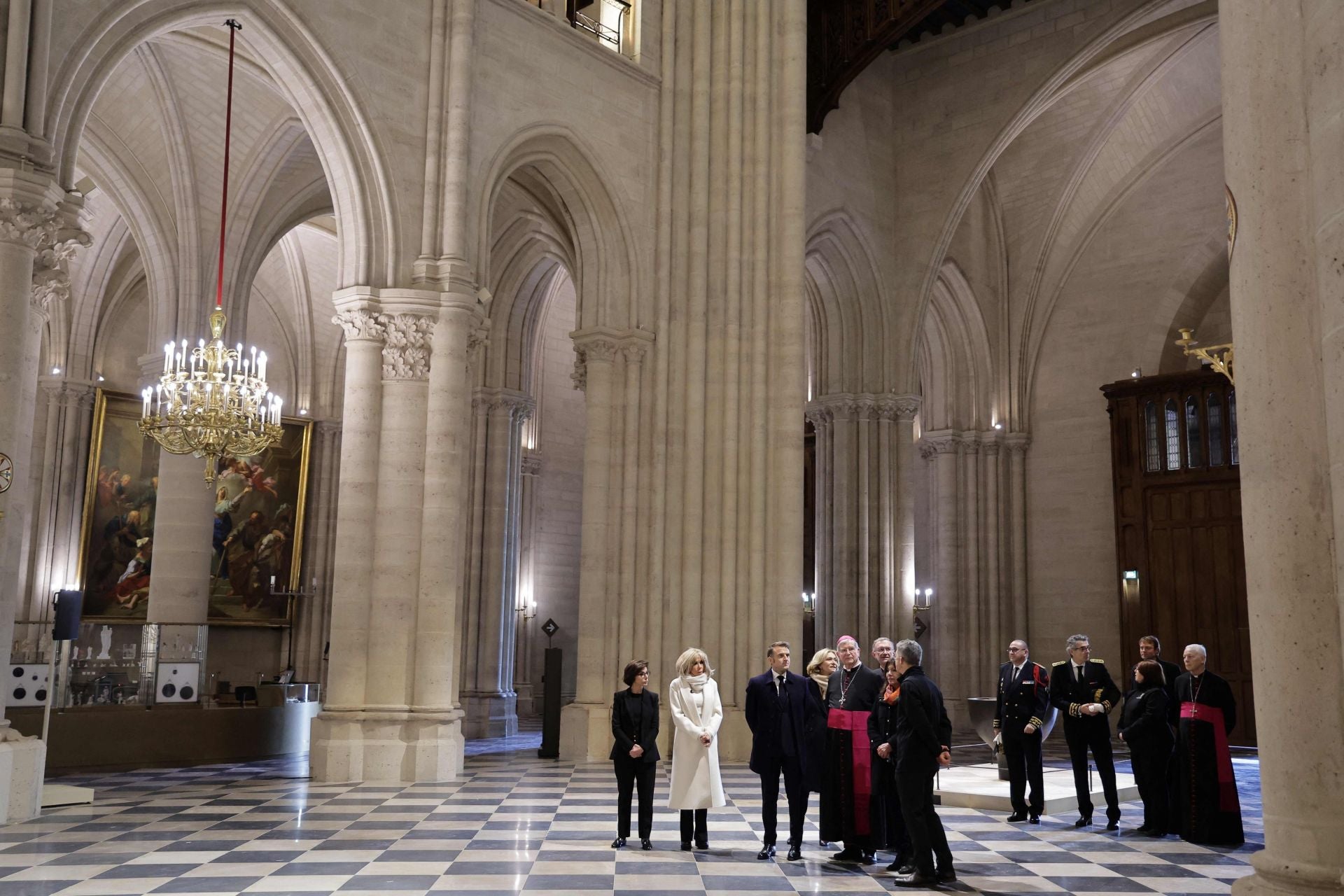 Notre Dame recupera su magia y brilla de nuevo en París