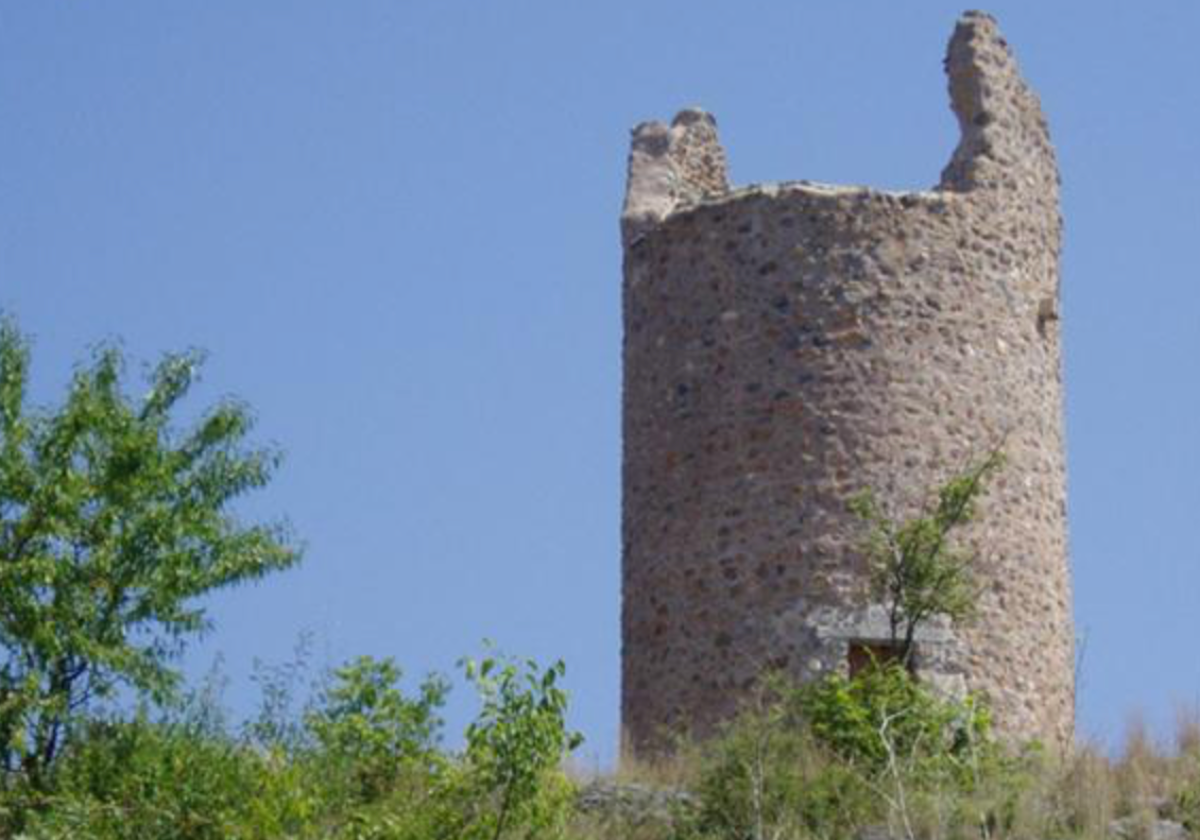 Las antiguas construcciones se mezclan con la vegetación.